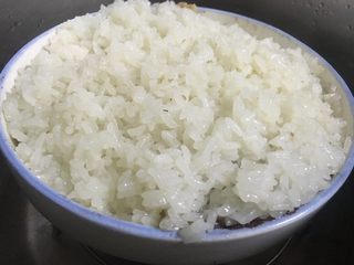 14、地方菜-夹沙肉,放蒸锅上汽后中小火蒸一小时左右,我用的高压锅蒸的半小时。蒸的时间必须确保足够,将肥肉里的油完全蒸出来,这样蒸出来的夹沙肉才会肥而不腻,入口即化,香甜可口。