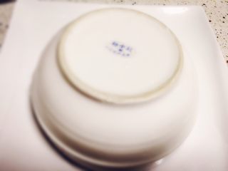 15、地方菜-夹沙肉,将碗拿出蒸锅,并倒扣在盘中将空碗移走。