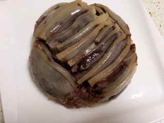 16、地方菜-夹沙肉,如图所示,糯米饭在下面,夹沙肉在上面。