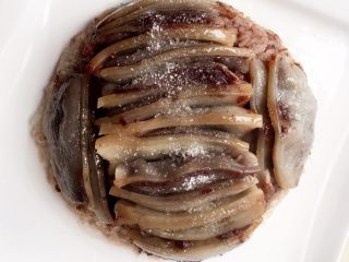 17、地方菜-夹沙肉,趁热在整好的夹沙肉表面撒一点白砂糖或蜂蜜即可。