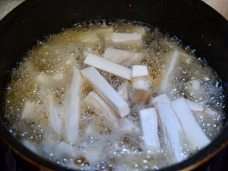 1、完美便当方程式「19」,放入热油锅内略炸一下