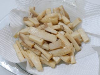 2、完美便当方程式「19」,取出放在厨房纸上吸走多余油份