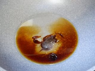 4、完美便当方程式「19」,炒锅中先不开火，加入清水、蚝油、海鲜酱油、老抽、鸡精、白糖、精盐，调成酱汁搅拌均匀。