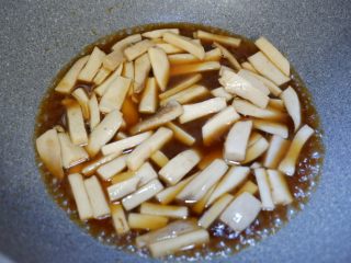 5、完美便当方程式「19」,然后放入杏鲍菇，杏鲍菇煮2分钟