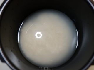 9、完美便当方程式「19」,将大米淘洗干净，加入适量清水。