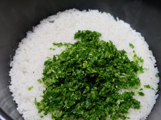 12、完美便当方程式「19」,米饭快煮熟时打开盖子。（小心热气哦）迅速加入青菜碎末 