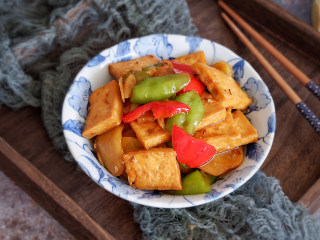 14、完美便当方程式「19」,孜然土豆烩豆腐：豆腐是我国素食菜肴的主要原料，在先民记忆中刚开始很难吃，经过不断的改造，逐渐受到人们的欢迎，被人们誉为“植物肉”。豆腐可以常年生产，不受季节限制，因此在蔬菜生产淡季，可以调剂菜肴品种。