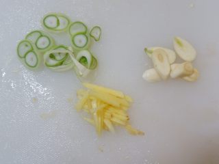 15、完美便当方程式「19」,葱段、姜丝、蒜片改刀切好