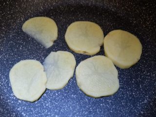 22、完美便当方程式「19」,还是那个锅，在将土豆片放入煎至一下。