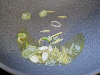 24、完美便当方程式「19」,锅中留少许底油烧热，下入葱段、姜丝、蒜片炒香