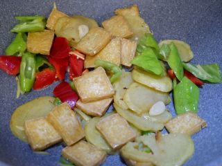 25、完美便当方程式「19」,然后青椒块、红椒块、土豆片、豆腐片翻炒片刻