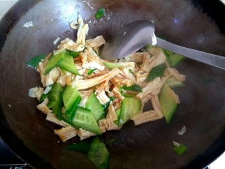 12、海米腐竹炒黄瓜,大火烧开，翻炒均匀关火出锅