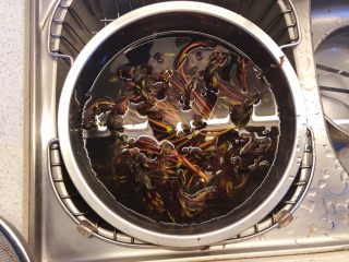 2、香椿炒鸡蛋,把香椿泡在淡盐水中几分钟。