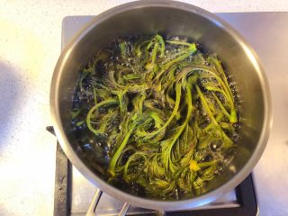 3、香椿炒鸡蛋,放入沸水中汆烫一下，水开后捞起。