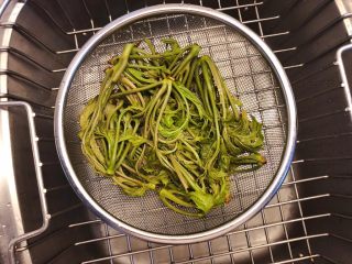 4、香椿炒鸡蛋,沥干水分放凉。