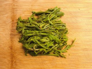 5、香椿炒鸡蛋,摘切干净。