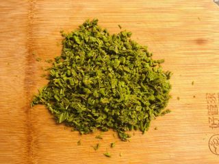 6、香椿炒鸡蛋,切碎。