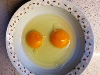 7、香椿炒鸡蛋,碗中打两个鸡蛋。（根据香椿的量，可以加多一个）