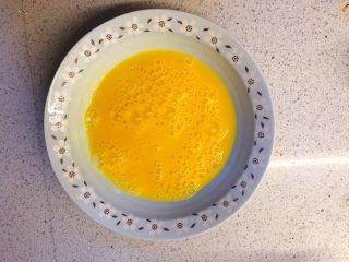 8、香椿炒鸡蛋,把鸡蛋打散。