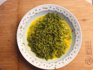 9、香椿炒鸡蛋,放入碎香椿。