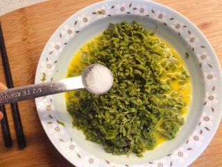 10、香椿炒鸡蛋,加入一勺盐。