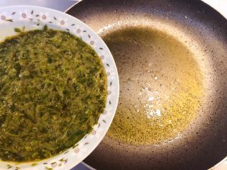 12、香椿炒鸡蛋,热锅烧油，倒入香椿鸡蛋液。