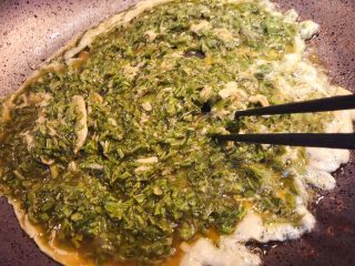 13、香椿炒鸡蛋,摊开后用筷子不停搅拌。