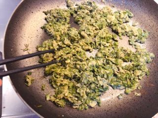 14、香椿炒鸡蛋,调中火让蛋液慢慢凝固。