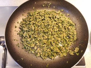 15、香椿炒鸡蛋,炒干后关火起锅。