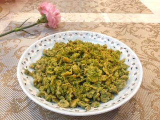 16、香椿炒鸡蛋,上桌，香气四溢。