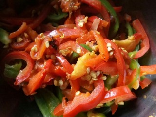 1、川香味意面,彩椒先用炒锅干煸一下。