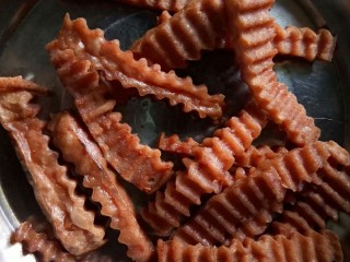 2、川香味意面,午餐肉切成狼牙状，过油。