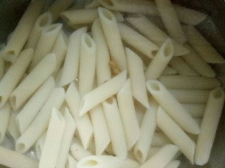 3、川香味意面,笔管意面先煮十分钟左右。