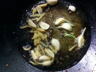 4、川香味意面,炒锅倒油，放姜蒜和青花椒小火炒香。
