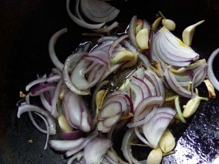 5、川香味意面,放洋葱炒香。