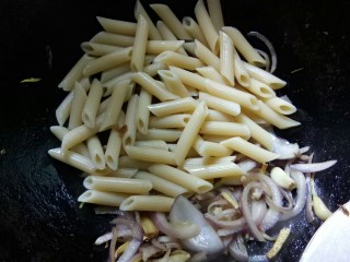 6、川香味意面,加入意大利面炒匀。