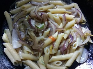 7、川香味意面,掺入高汤。