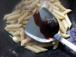 8、川香味意面,调入蚝油。