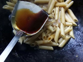 9、川香味意面,调入生抽。