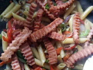 11、川香味意面,加入午餐肉炒香。