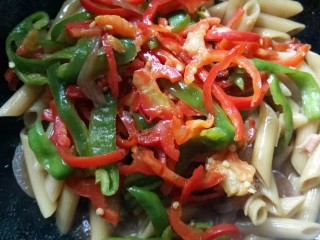 10、川香味意面,水收干后，大火加入彩椒炒香。