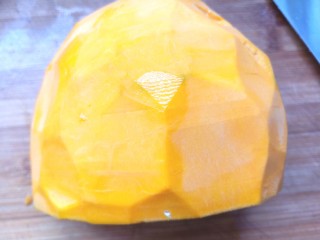 1、辣炒南瓜片,南瓜洗净去仔去皮