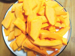 2、辣炒南瓜片,切片装盘备用