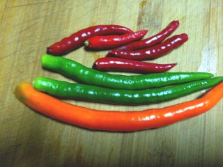 3、辣炒南瓜片,尖辣椒洗净，切小段