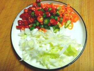 4、辣炒南瓜片,葱切碎，装盘备用