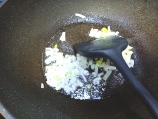 6、辣炒南瓜片,放入葱花爆香