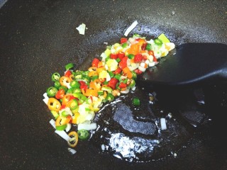 7、辣炒南瓜片,放入辣椒炒香