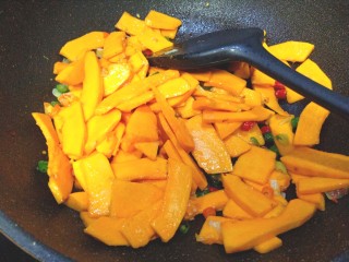 8、辣炒南瓜片,倒入南瓜片翻炒片刻