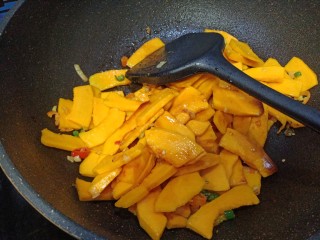 9、辣炒南瓜片,加入少许生抽，在翻炒片刻
