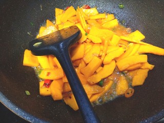 10、辣炒南瓜片,加入少许盐，和适量的水继续翻炒至熟